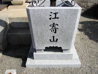 �V����E