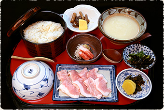 麦飯とろろと豚トロ石焼御膳