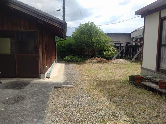 広々としたお庭でガーデニングが楽しめます