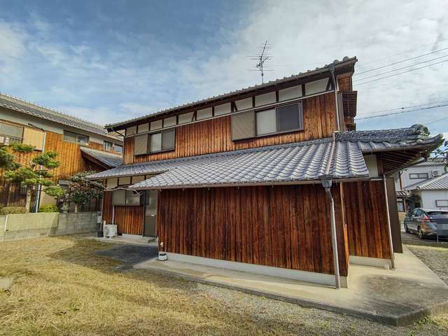 庭から見た外観