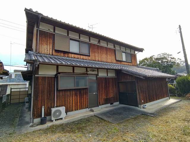 庭から見た外観